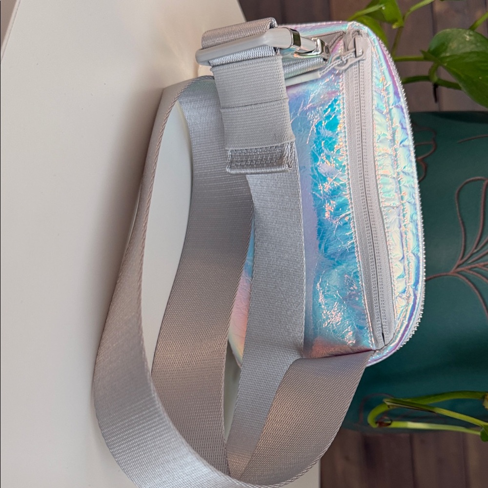 NWOT Lululemon Everywhere Belt Bag 1L *Metal Hardware|Iridescent/Silver - Picture 4 of 9